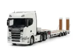 Servicio de arriendo de camión cama baja Scania para traslado seguro de maquinaria pesada y cargas sobredimensionadas. Cotice con Servisan.