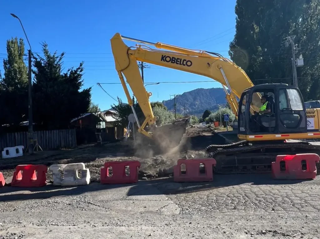 Arriendo de excavadoras de orugas de 20 toneladas Volvo, Kobelco y SDLG para movimiento de tierras y excavaciones profundas. Cotice con Servisan.
