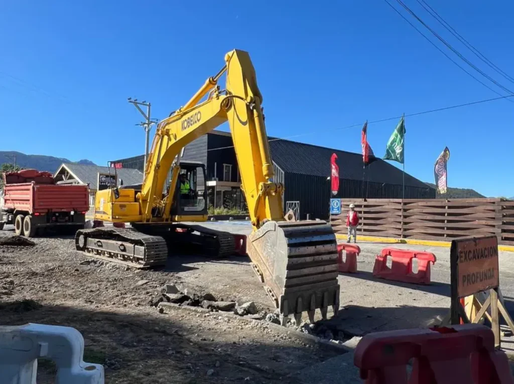 Arriendo de excavadoras de orugas de 20 toneladas Volvo, Kobelco y SDLG para movimiento de tierras y excavaciones profundas. Cotice con Servisan.