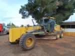 Arriendo de motoniveladoras Volvo y John Deere para nivelación, perfilado y acondicionamiento de terrenos en obras civiles. Cotice hoy con Servisan.