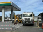 Arriendo de camiones tolva Volkswagen y Shacman para retiro de escombros, movimiento de tierras y transporte de áridos. Cotice con Servisan.
