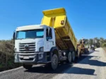 Arriendo de camiones tolva Volkswagen y Shacman para retiro de escombros, movimiento de tierras y transporte de áridos. Cotice con Servisan.