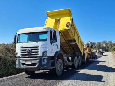 Arriendo de camiones tolva Volkswagen y Shacman para retiro de escombros, movimiento de tierras y transporte de áridos. Cotice con Servisan.