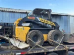 Arriendo de minicargador New Holland con martillo hidráulico, aguilón y horquillas. Ideal para trabajos en espacios reducidos. Cotice con Servisan.